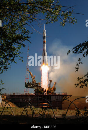 La fusée Soyouz TMA-04M lance depuis le cosmodrome de Baïkonour au Kazakhstan, le mardi, 15 mai 2012, exerçant son commandant de Soyouz 31 Expédition Gennady Padalka, ingénieur de vol de la NASA Joseph Acaba et ingénieur de vol Sergei Revin à la Station spatiale internationale. Crédit photo : NASA/Bill Ingalls) Lancement de l'Expédition 31 2012 Banque D'Images