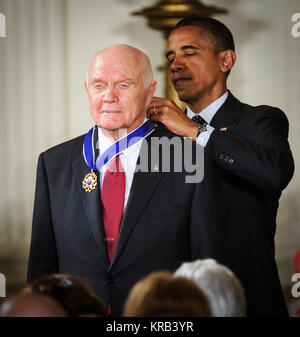 31 octobre 2013 -- LE président Barack Obama présente ex United States Marine Corps, astronaute et pilote United States le sénateur John Glenn avec une médaille de la liberté, le mardi 29 mai 2012, lors d'une cérémonie à la Maison Blanche à Washington. Image Crédit : NASA/Bill Ingalls John Glenn reçoit la Médaille présidentielle de la Liberté (31478130296) Banque D'Images
