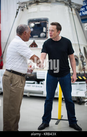 L'administrateur de la NASA Charles Bolden, gauche, félicite SpaceX PDG et Chef Designer Elon Musk en face de la capsule Dragon qui est revenu sur Terre le 31 mai suite à la première mission réussie par une entreprise privée pour transporter les fournitures à la Station spatiale internationale le mercredi 13 juin 2012 à l'usine de SpaceX McGregor, Texas. Bolden et Musc a également remercié le SpaceX plus de 150 employés qui travaillent à l'installation de McGregor pour leur rôle dans la mission historique. Crédit photo : NASA/Bill Ingalls) Charles Bolden félicite SpaceX PDG et Chef Designer Elon Musk en face Banque D'Images