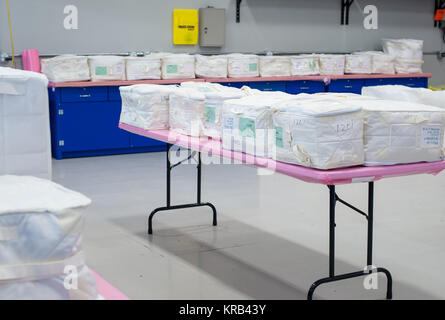 Certains des 1 367 livres de fret le SpaceX Dragon spacecraft est revenu sur Terre à partir de la station spatiale sont vus dans une chambre propre à l'installation de développement de fusées SpaceX, mercredi 13 juin, 2012 dans McGregor, au Texas. L'administrateur de la NASA Charles Bolden et SpaceX PDG et Chef Designer Elon Musk étaient sur le site pour voir la capsule Dragon historique et à remercier les plus de 150 employés qui travaillent à l'SpaceX McGregor pour leur rôle dans la mission historique. Crédit photo : NASA/Bill Ingalls) retourné fret - 2 Lit bébé Banque D'Images