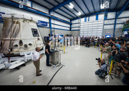 L'administrateur de la NASA Charles Bolden, gauche, et SpaceX PDG et Chef Designer, Elon Musk Voir la capsule Dragon historique qui est revenu sur Terre le 31 mai suite à la première mission réussie par une entreprise privée pour transporter les fournitures à la Station spatiale internationale le mercredi 13 juin 2012 à l'usine de SpaceX McGregor, Texas. Bolden et Musc a également remercié le SpaceX plus de 150 employés qui travaillent à l'installation de McGregor pour leur rôle dans la mission historique. Crédit photo : NASA/Bill Ingalls) Bolden et Musc a remercié les plus de 150 employés SpaceX Banque D'Images