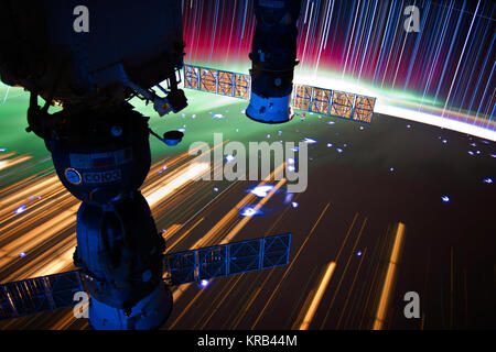ISS031 star trail créé avec iss031e066034 thru iss031e066130 Station Spatiale Internationale star trails - JSC2012E065057 Banque D'Images
