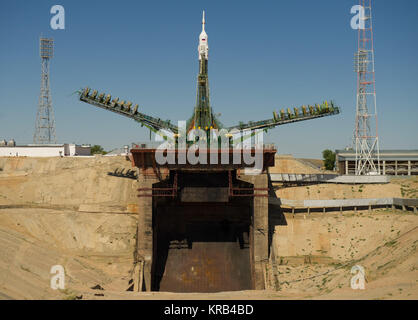 Grand bras mécanismes sur chaque côté de l'engin spatial Soyouz TMA-205M sont soulevées en position pour fixer la fusée à l'aire de lancement le jeudi 12 juillet, 2012 au cosmodrome de Baïkonour au Kazakhstan. Crédit photo : NASA/Carla Cioffi) fusée Soyouz TMA-05M à la plateforme de lancement au cosmodrome de Baïkonour Banque D'Images