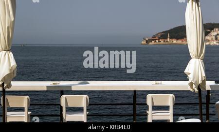 Monténégro - terrasse de café avec vue sur la vieille ville de Budva Banque D'Images