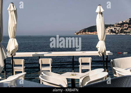 Monténégro - terrasse de café avec vue sur la vieille ville de Budva Banque D'Images