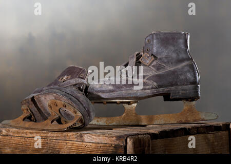 Old Rusty Ice Scates dans le grenier Banque D'Images