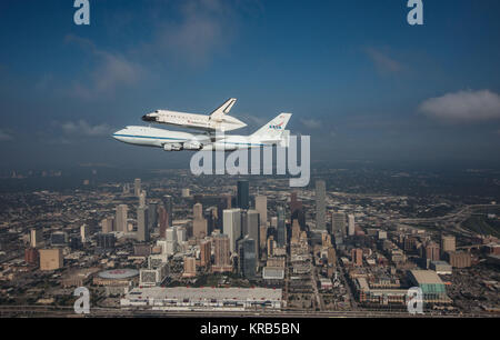 La navette spatiale Endeavour est transporté par la navette de la NASA porte-avions (SCA) sur Houston, Texas le 19 septembre 2012. Les pilotes de la NASA Jeff Moultrie et Bill Rieke sont aux commandes de la navette porte-avions. Photo prise par la NASA dans le photographe Sheri Locke banquette arrière d'un avion T-38 de la NASA La NASA avec chase pilote Thomas E. Parent au contrôle. Crédit photo : NASA/ Sheri Locke la navette spatiale Endeavour sur Houston, Texas Banque D'Images