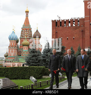 La Cathédrale Saint-Basile à fournir un cadre approprié, l'expédition 33/34 premier équipage arriver à le mur du Kremlin à la Place Rouge de Moscou le 25 septembre 2012 pour mener le traditionnel dépôt de fleurs à l'endroit où sont enterrés les icônes de l'espace russe, dont Youri Gagarine, le premier homme à voler dans l'espace, et Sergei Korolev, Russie's Grand Designer. De gauche à droite sont ingénieur de vol Russe Evgeny Tarelkin, commandant de Soyouz Oleg Novitski et ingénieur de vol de la NASA Kevin Ford. Le trio va lancer le 23 octobre depuis le cosmodrome de Baïkonour au Kazakhstan dans leur vaisseau Soyouz TMA-06M spacec Banque D'Images