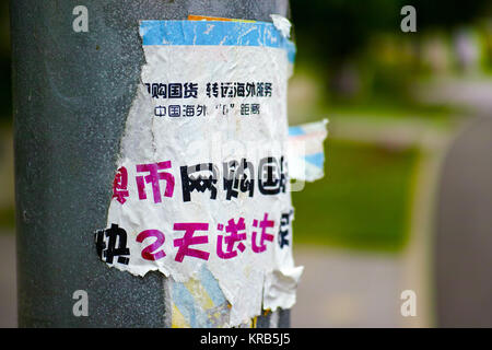 RHODES, Sydney, Nouvelle-Galles du Sud, Australie, 15 décembre 2017 : lampadaire avec l'affiche déchirée contenant l'écriture chinoise dans cette partie su Sydney chinois Banque D'Images