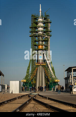 La fusée Soyouz est érigée en position après avoir été déployé dans l'aire de lancement par train, le dimanche, Octobre 21, 2012, au cosmodrome de Baïkonour au Kazakhstan. Lancement de la fusée Soyouz est prévue pour le 23 octobre et va envoyer l'ingénieur de vol de l'expédition 33/34 Kevin Ford de la NASA, commandant de Soyouz Oleg Novitski et ingénieur de vol Evgeny Tarelkin de Roscosmos sur une mission de cinq mois à bord de la Station spatiale internationale. Crédit photo : NASA/Bill Ingalls) fusée Soyouz TMA-06M est érigée en position Banque D'Images