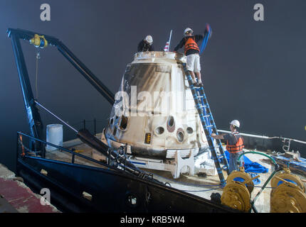 SpaceX Dragon la capsule est vu peu après son arrivée dans un port près de Los Angeles, Calif., le mardi, le 30 octobre 2012. Dragon venait juste de terminer sa première mission de ravitaillement commercial à la Station spatiale internationale et est revenu 1 673 livres de la science et des fournitures jusqu'à la terre. Crédit photo : NASA SpX-1 Dragon at port.1 Banque D'Images