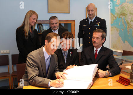 Au 3068 Musée au centre de formation de Gagarine à la Cité des étoiles, en Russie, Expedition 34/35 Tom Marshburn ingénieur de vol de la NASA (à gauche) signe un livre témoignage le 29 novembre 2012 durant les activités cérémoniales. Le livre est signé par tous les voyageurs de l'espace russe et internationale avant leur vol. À la recherche sur sont commandant de Soyouz Roman Romanenko (au centre), et l'ingénieur de vol Chris Hadfield de l'Agence spatiale canadienne (avant droit). Dans la rangée arrière sont leurs sauvegardes, la NASA's Karen Nyberg (à gauche), Fyodor Yurchikhin (centre) et Luca Parmitano de l'Agence spatiale européenne (à droite). Mar Banque D'Images