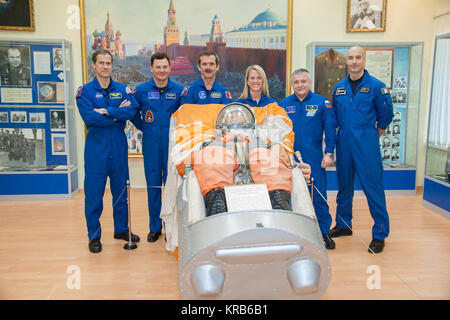 Au Musée de Korolev au cosmodrome de Baïkonour au Kazakhstan, l'expédition 34/35 premier et de sauvegarde de l'équipage de poser pour des photos avec une maquette d'un cosmonaute dans un vaisseau Soyouz depuis le 14 décembre 2012 siège après l'achèvement de final "ajustement" répétition générale des activités. De gauche à droite sont premier Tom Marshburn ingénieur de vol de la NASA, premier commandant de Soyouz Roman Romanenko, premier mécanicien de Chris Hadfield de l'Agence spatiale canadienne et de sauvegarde de l'équipage de la NASA Karen Nyberg, Fyodor Yurchikhin et Luca Parmitano de l'Agence spatiale européenne. Marshburn, Romanenko et Hadfield sera la Banque D'Images