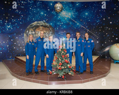 Au Musée de Korolev au cosmodrome de Baïkonour au Kazakhstan, l'expédition 34/35 premier et de sauvegarde de l'équipage de refléter l'esprit de la saison de vacances comme elles posent pour des photos devant un mur peinture murale représentant le cosmos et un modèle de Spoutnik 1, le premier satellite mis en orbite en octobre 1957 au cours des cérémonies le 14 décembre 2012. De gauche à droite sont membres de l'équipage de sauvegarde de la NASA Karen Nyberg, Luca Parmitano de l'Agence spatiale européenne et de Fyodor Yurchikhin et premier équipage commandant de Soyouz Roman Romanenko, mécanicien de Chris Hadfield de l'Agence spatiale canadienne une Banque D'Images