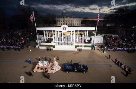 Une réplique de la curiosité de la NASA Rover et les membres de la mission Mars Science Laboratory (MSL) science team passer le support de visualisation présidentiel et le président Barack Obama lors de la parade inaugurale honorant Obaama, lundi 21 janvier 2013, à Washington. Obama a été assermenté à titre de 44e président plus tôt dans la journée. Crédit photo : NASA/Bill Ingalls) Curiosité Parade 2013 Banque D'Images