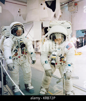 Le commandant de la mission Apollo 12 Charles 22Pete Conrad22 pilote du module lunaire et Alan Bean de répéter les activités de surface lunaire Banque D'Images