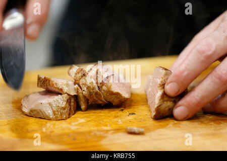 Entaille de la viande chaude cuite.Couper la viande frite. Prêt de la viande. Ready-made sex viande. Avec la viande fumée secondaire Banque D'Images