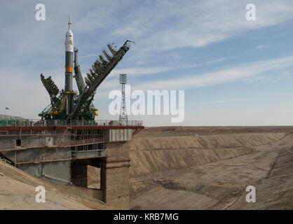 Grand bras mécanismes sur chaque côté de l'engin spatial Soyouz TMA-08M sont soulevées en position pour fixer la fusée à l'aire de lancement, le mardi 26 mars 2013 au cosmodrome de Baïkonour au Kazakhstan. Lancement de la fusée Soyouz est prévue pour le 29 mars et envoie 35 expédition commandant de Soyouz Pavel Vinogradov et les ingénieurs de vol Chris Cassidy de la NASA et Alexander Misurkin de la Russie sur un cinq et demi-mois une mission à bord de la Station spatiale internationale. Crédit photo : NASA/Carla Cioffi) Soyouz TMA-08M en position montée à l'aire de lancement 2 Banque D'Images