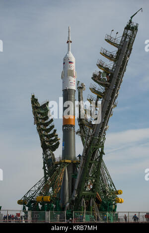 Grand bras mécanismes sur chaque côté de l'engin spatial Soyouz TMA-08M sont soulevées en position pour fixer la fusée à l'aire de lancement, le mardi 26 mars 2013 au cosmodrome de Baïkonour au Kazakhstan. Lancement de la fusée Soyouz est prévue pour le 29 mars et envoie 35 expédition commandant de Soyouz Pavel Vinogradov et les ingénieurs de vol Chris Cassidy de la NASA et Alexander Misurkin de la Russie sur un cinq et demi-mois une mission à bord de la Station spatiale internationale. Crédit photo : NASA/Carla Cioffi) Soyouz TMA-08M en position montée à l'aire de lancement 3 Banque D'Images