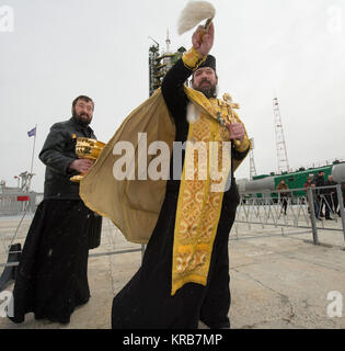 Un prêtre orthodoxe bénit les membres des médias peu après bénédiction la fusée Soyouz au cosmodrome de Baïkonour Pas de tir le mercredi 27 mars 2013 au Kazakhstan. Lancement de la fusée Soyouz est prévue pour le 29 mars et envoie 35 expédition commandant de Soyouz Pavel Vinogradov et les ingénieurs de vol Chris Cassidy de la NASA et Alexander Misurkin de la Russie sur un cinq et demi-mois une mission à bord de la Station spatiale internationale. Crédit photo : NASA/Carla Cioffi) fusée Soyouz TMA-08M bénédiction Banque D'Images