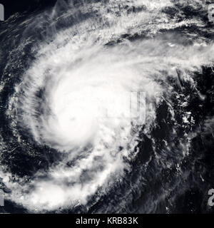 <p >Typhoon Sonca commençait seulement à affaiblir le 25 avril 2005, lorsque le spectromètre imageur à résolution moyenne (MODIS) modis.gsfc.nasa.gov aqua.nasa.gov/ la NASA sur le satellite Aqua capturé cette image de la tempête. Sonca tourne de l'autre côté de la mer des Philippines, en direction du sud de l'île d'Iwo Jima, l'île principale du Japon, Honshu. Au moment où cette image a été prise à 04:10 UTC, le vent était de la tempête d'une croissance de 213 kilomètres par heure (132 mph) avec des rafales à 259 km/h (161 mph) à 204 km/h (127 mi/h) avec des rafales à 250 km/h (155 mph). Un oeil est à peine visible comme une tache circulaire dans le cen Banque D'Images