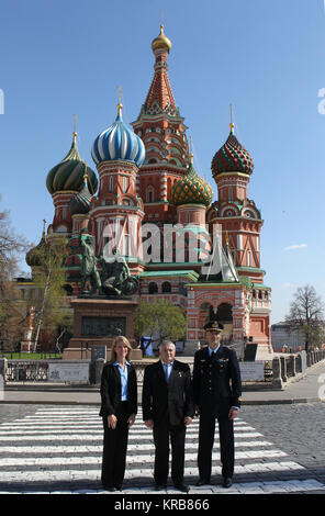 Avec la cathédrale Saint-Basile célèbre servant de toile de fond, Expedition 36/37 ingénieur de vol de la NASA Karen Nyberg (à gauche), commandant de Soyouz Fyodor Yurchikhin (centre) et l'ingénieur de vol Luca Parmitano de l'Agence spatiale européenne (à droite) posent pour les photos le 8 mai lors d'une visite de cérémonie de la Place Rouge à Moscou. Nyberg, Yurchikhin et Parmitano se préparent pour leur lancement le 29 mai, le Kazakh temps, dans leur vaisseau Soyouz TMA-09M depuis le cosmodrome de Baïkonour au Kazakhstan pour une mission de six mois sur la Station spatiale internationale. NASA/Stephanie Stoll de l'équipage du Soyouz TMA-09M en face de Saint Basil's Cathedr Banque D'Images