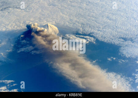 Les astronautes à bord de la Station spatiale internationale (ISS) a photographié ces superbes vues de Pavlof Volcano le 18 mai 2013. Le point de vue oblique de l'ISS révèle la structure tridimensionnelle de la panache de cendres, ce qui est souvent occulté par la vue de haut en bas de la plupart des satellites de télédétection. Situé dans l'arc des Aléoutiennes à environ 625 milles (1 000 kilomètres) au sud-ouest d'Anchorage, Pavlof est entré en éruption le 13 mai 2013. Le volcan lave jets en l'air et d'un nuage de cendres a 20 000 pieds (6 000 mètres) de haut. Quand photographie ISS036-E-2105 (en haut) a été prise, la station spatiale était d'environ 475 Banque D'Images