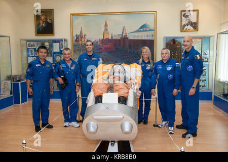 Au Cosmodrome de Baïkonour au Kazakhstan, l'expédition 36/37 premier et les équipes de secours de poser pour des photos dans le musée de Korolev 24 mai suivant la dernière "ajustement" répétition générale avant le lancement. De gauche à droite, l'ingénieur de vol de secours de Koichi Wakata l'Agence japonaise d'exploration aérospatiale, commandant de Soyouz de sauvegarde sauvegarde Fyodor Yurchikhin et Rick Mastracchio ingénieur de vol de la NASA, premier ingénieur de vol de la NASA Karen Nyberg, premier commandant de Soyouz Fyodor Yurchikhin et le premier mécanicien de Luca Parmitano de l'Agence spatiale européenne. Nyberg, Yurchikhin et Parmitano se préparent pour l Banque D'Images