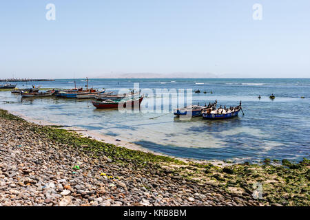 Bateaux de pêcheurs abrité à Paracas, Pérou Banque D'Images