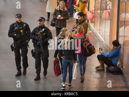 Les agents de police des transports britanniques armés en patrouille à la gare de Kings Cross à Londres comme la force annonce que pour la première fois, il aura des agents armés et spécialiste des spécialistes des opérations en dehors de Londres. Banque D'Images