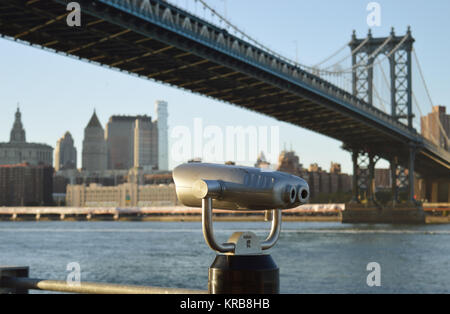 Jumelles à pièces contre un pont de Manhattan - vue depuis Brooklyn Bridge Park. Banque D'Images