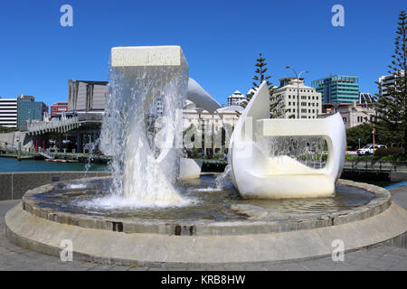 La fontaine de l'albatros par artiste Tanja Ashken dans le secteur riverain de Wellington, Île du Nord, Nouvelle-Zélande avec Whairepo lagoon en arrière-plan. Banque D'Images