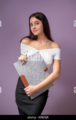 Jeune modèle féminin College student.jeune fille avec un dossier dans les mains Banque D'Images