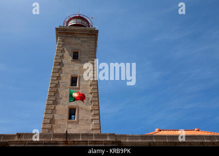 Le Farol do Pendo da Saudade phare à Marinha Grande au Portugal. Le phare est entré en 1912. Banque D'Images