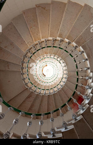 Escalier dans le Farol do Pendo da Saudade phare à Marinha Grande au Portugal. Le phare est entré en 1912. Banque D'Images