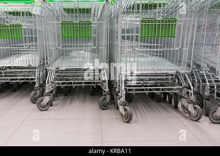 Paniers d'achat dans un supermarché, détail de chariots métalliques dans un supermarché, Banque D'Images