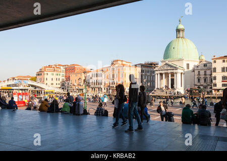 Les touristes première vue de Venise, Italie, alors qu'ils arrivent par train depuis les portes de la gare de Santa Lucia, surplombant le Grand Canal et Chies Banque D'Images