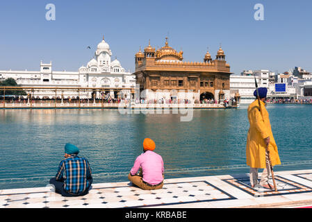 Sikhs de porter les vêtements traditionnels à Sri Harmandir Sahib, connu sous le nom de Temple d'or, situé à Amritsar, Punjab, en Inde. Banque D'Images