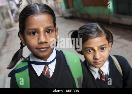 Portrait de deux écolières à Varanasi, Inde Banque D'Images