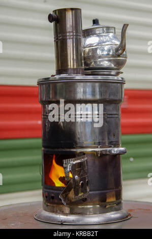 Ancien Samovar Russe avec feu ouvert. Un appareil pour faire du thé. Banque D'Images