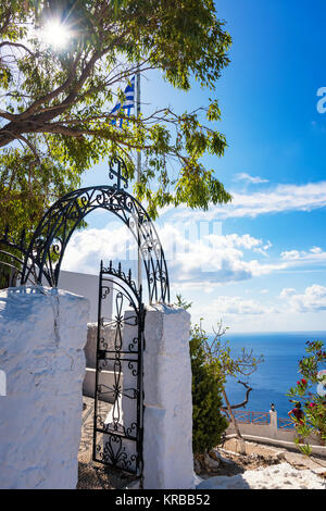 Drapeau grec et entrée au monastère Tsambika, (Rhodes, Grèce) Banque D'Images