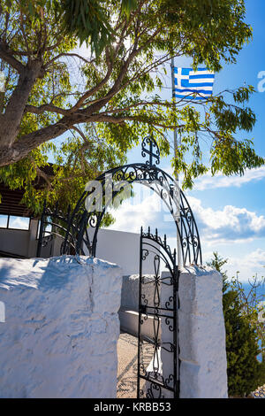 Drapeau grec et entrée au monastère Tsambika, (Rhodes, Grèce) Banque D'Images