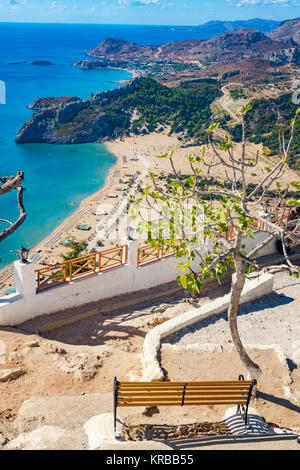 La plage de Tsambika avec du sable doré - vue de Tsambika monastère (Rhodes, Grèce) Banque D'Images