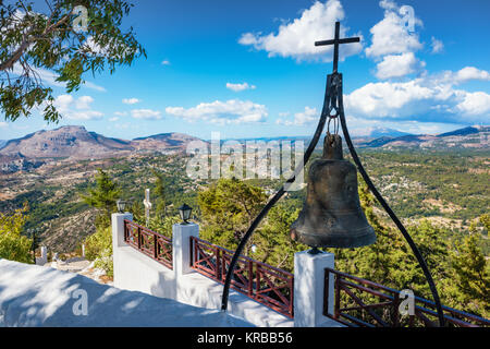 Cloche en bronze avec croix sur mur de Tsambika Monastère, (Rhodes, Grèce) Banque D'Images