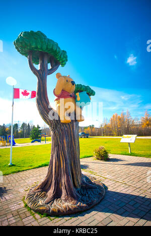 WHITE RIVER, ONTARIO, CANADA - OCT 20, 2017 : Avis de Winnie l'Ourson statue dans la ville de White River où le classique des contes pour enfants a été trouvé Banque D'Images