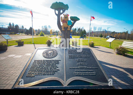 WHITE RIVER, ONTARIO, CANADA - OCT 20, 2017 : Avis de Winnie l'Ourson statue dans la ville de White River où le classique des contes pour enfants a été trouvé Banque D'Images