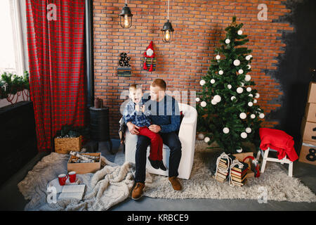 Père et fils dans l'esprit de Noël Banque D'Images