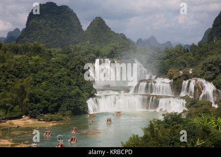 Affichage des bateaux touristiques Detian Cascades en Chine, également connu sous le nom de Ban Gioc au Vietnam est le quatrième plus grand cascades transnationales dans le monde. Locat Banque D'Images