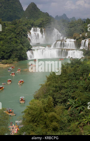 Affichage des bateaux touristiques Detian Cascades en Chine, également connu sous le nom de Ban Gioc au Vietnam est le quatrième plus grand cascades transnationales dans le monde. Locat Banque D'Images