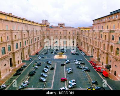 Vatican - 02 mai 2014 : Musées, une des cours avec des voitures. Banque D'Images